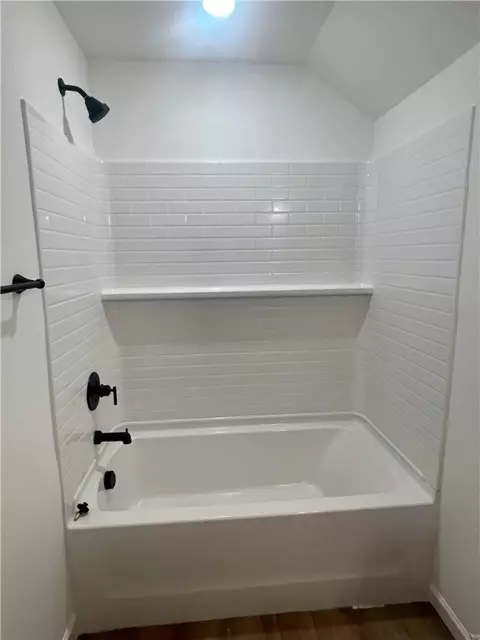 Bath - 35 Halsey St, Central, SC 29630 photo 4 of 6