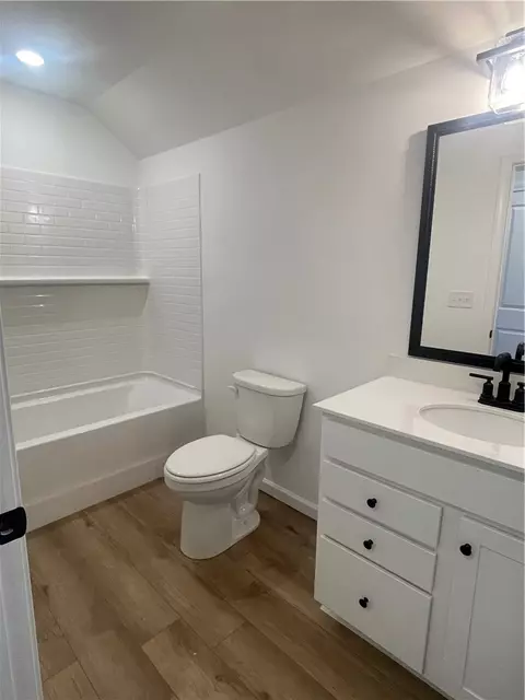 Bath - 35 Halsey St, Central, SC 29630 photo 5 of 6