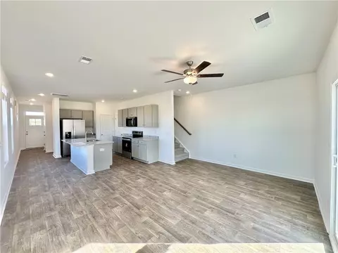 Living - 573 Seaborn Cir, Pendleton, SC 29670 photo 2 of 4