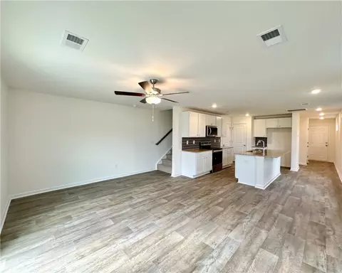 Living - 575 Seaborn Cir, Pendleton, SC 29670 photo 2 of 3