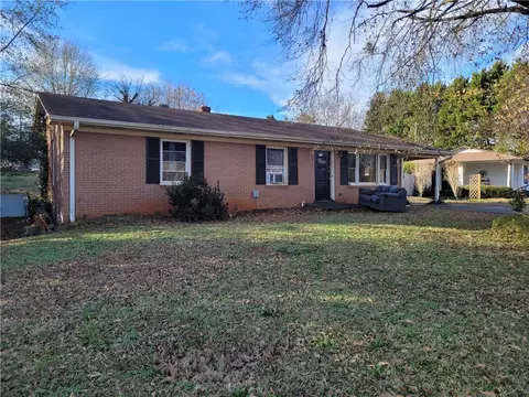 5017 Corinth Dr, Seneca, SC 29678