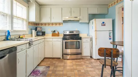 Kitchen - 105 Grant St, Easley, SC 29640 photo 2 of 2