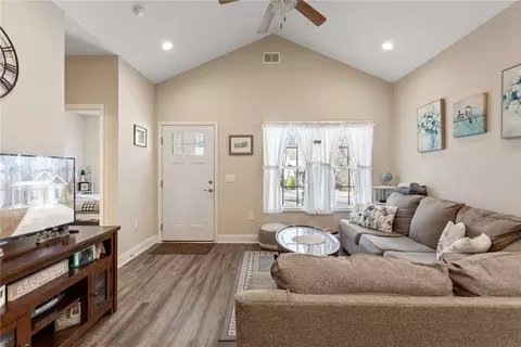 384 E Woodland Dr, Walhalla, SC 29691 photo 4
