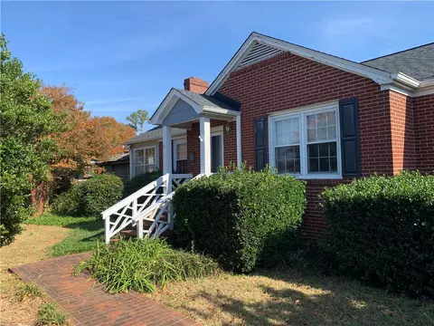 805 S Oak St, Seneca, SC 29678