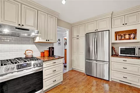 Kitchen - 106 Hillandale Rd, Pendleton, SC 29670 photo 5 of 6