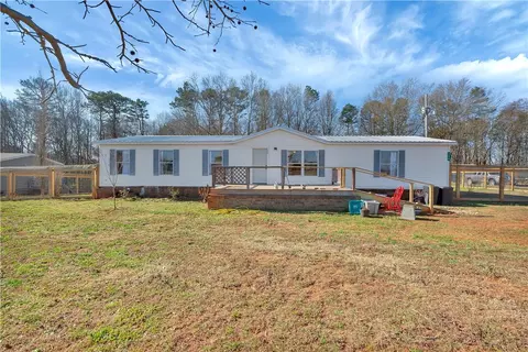 109 Moon Ln, Westminster, SC 29693
