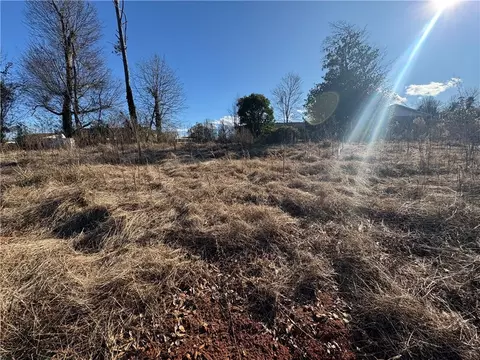 534 E South 5th St, Seneca, SC 29678 photo 3