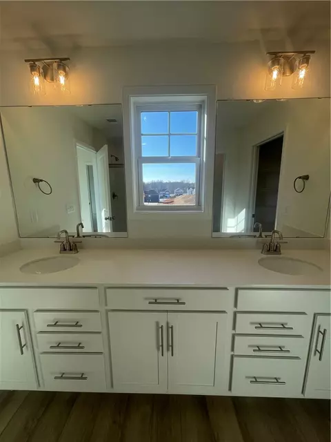 Bath - 33 Halsey St, Central, SC 29630 photo 2 of 3