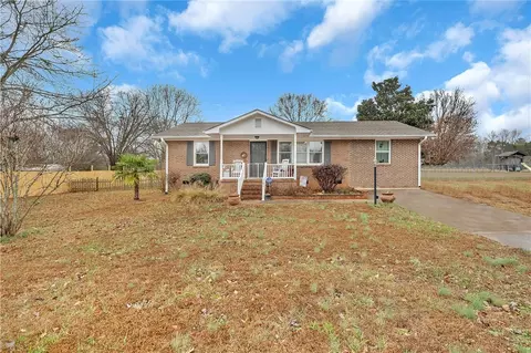 104 Brady Cir, Starr, SC 29684