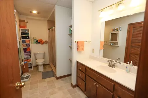 Bath - 518 Inlet Dr, Seneca, SC 29672 photo 4 of 5