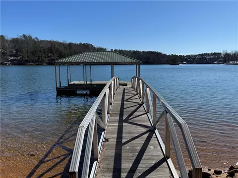433 Peninsula Rd, West Union, SC 29696