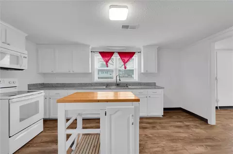 Kitchen - 20 Sanders St, Honea Path, SC 29654 photo 2 of 5