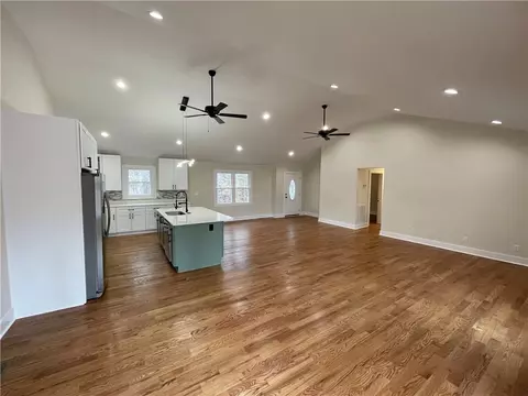 Living - 301 Stratford Rd, Pendleton, SC 29670 photo 2 of 3