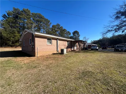 Exterior - 104-110 White Pine Rd, Toccoa, GA 30577 photo 3 of 10