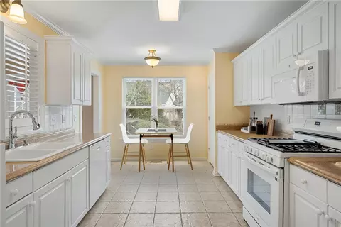 Kitchen - 112 Jester Ct, Williamston, SC 29697 photo 4 of 5
