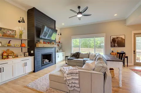 Living - 104 Jericho Cir, Williamston, SC 29697 photo 4 of 6
