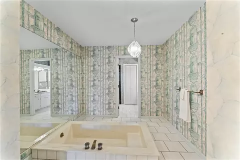 Bath - 501 Westminster Dr, Pendleton, SC 29670 photo 5 of 8