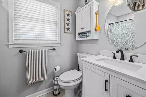 Bath - 204 Warrington Dr, Easley, SC 29642 photo 2 of 3