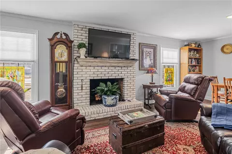 Living - 204 Warrington Dr, Easley, SC 29642 photo 2 of 3