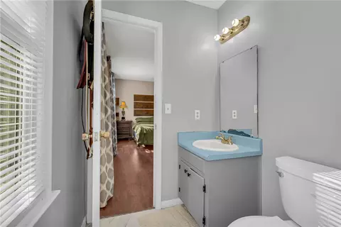 Bath - 313 W Sunset Strip Dr, Seneca, SC 29672 photo 6 of 8