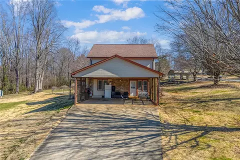 Exterior - 313 W Sunset Strip Dr, Seneca, SC 29672 photo 2 of 9