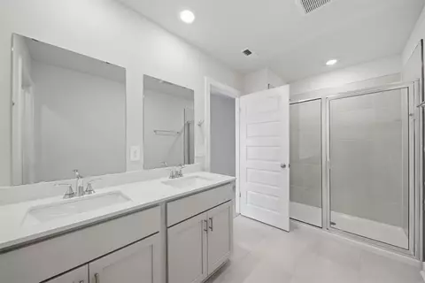 Bath - 129 Kerwin Ct, Greer, SC 29651 photo 2 of 3