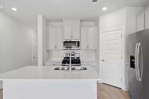 Kitchen - 129 Kerwin Ct, Greer, SC 29651 photo 3 of 4