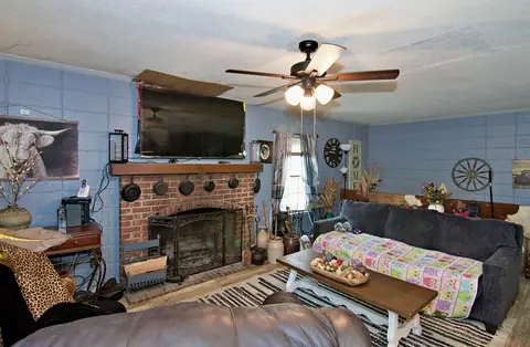 Living - 41 Third Ave, Iva, SC 29655 photo 2 of 3