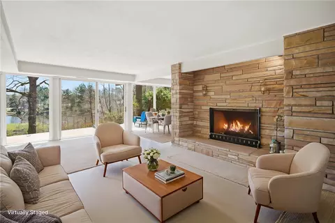 Living - 231 Lakeside Dr, Walhalla, SC 29691 photo 5 of 7