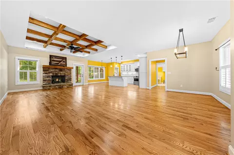 Living - 104 Springdale Ct, Central, SC 29630 photo 2 of 3