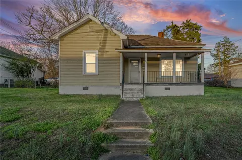 38 N Greenwood Ave, Ware Shoals, SC 29692