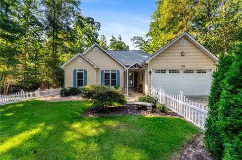 390 Lake Place Dr, Lavonia, GA 30553