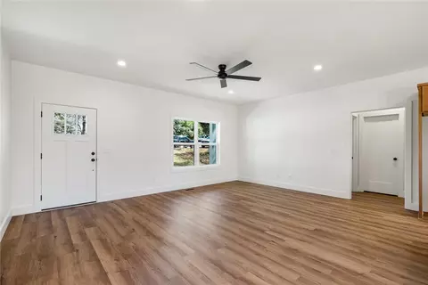 Living - 125 Cambridge Ln, Pendleton, SC 29670 photo 2 of 3