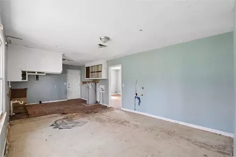 Living - 1500 Phyllis Dr, Anderson, SC 29621 photo 8 of 9