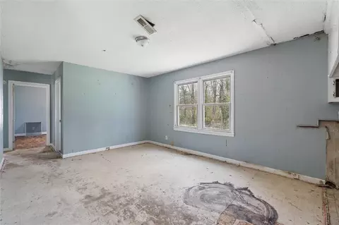 Living - 1500 Phyllis Dr, Anderson, SC 29621 photo 5 of 9