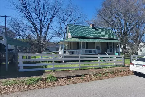 114 Hampton St, Pelzer, SC 29669