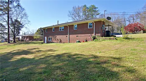 Exterior - 1055 Skyline Dr, Toccoa, GA 30577 photo 6 of 8