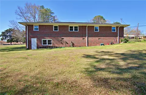 Exterior - 1055 Skyline Dr, Toccoa, GA 30577 photo 4 of 8