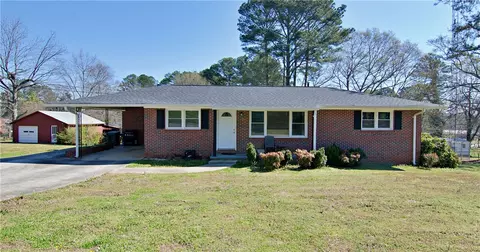 1055 Skyline Dr, Toccoa, GA 30577