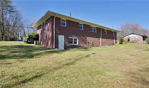 Exterior - 1055 Skyline Dr, Toccoa, GA 30577 photo 5 of 8