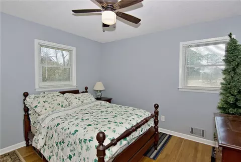 Bedroom - 1055 Skyline Dr, Toccoa, GA 30577 photo 3 of 4
