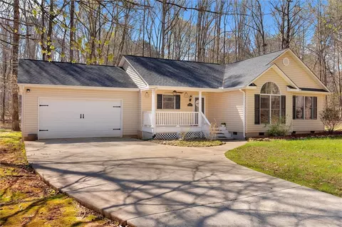 102 Circle Dr, Townville, SC 29689