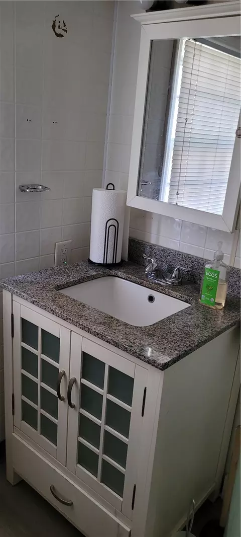 Bath - 223 Second St, Newry, SC 29665 photo 2 of 4