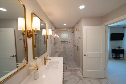 Bath - 102 Robin St, Clemson, SC 29631 photo 4 of 7