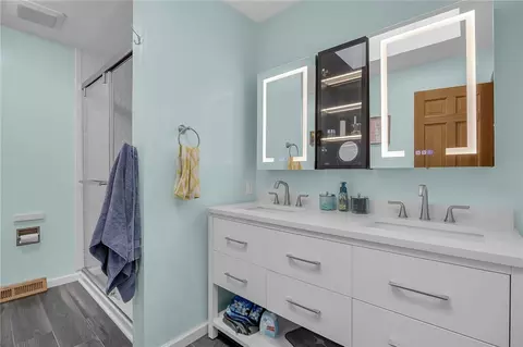 Bath - 1002 Berkeley Dr, Clemson, SC 29631 photo 1 of 4