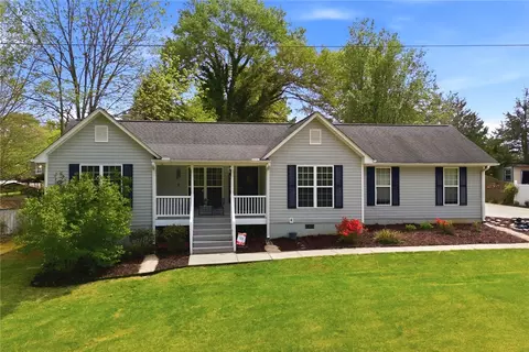 712 N Greenwich Dr, Walhalla, SC 29691