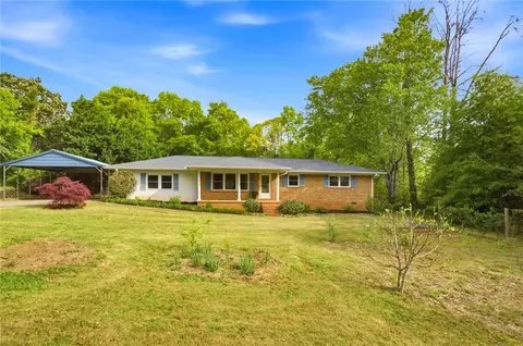 1614 Iroquois Dr, Seneca, SC 29672