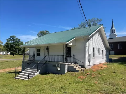 22 Third St, Pendleton, SC 29670