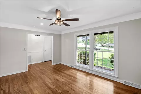 Living - 303 Robinall Dr, Easley, SC 29642 photo 3 of 4