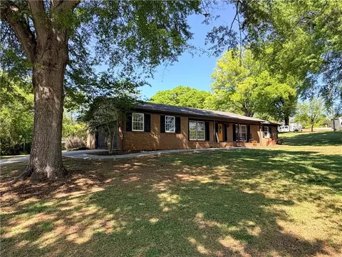 Exterior - 303 Robinall Dr, Easley, SC 29642 photo 3 of 7